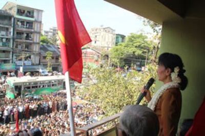 Bà Aung San Suu Kyi nói chuyện với những người ủng hộ tại thị trấn Bahan hôm 11 tháng 1 năm 2012. Photo courtesy of NLD