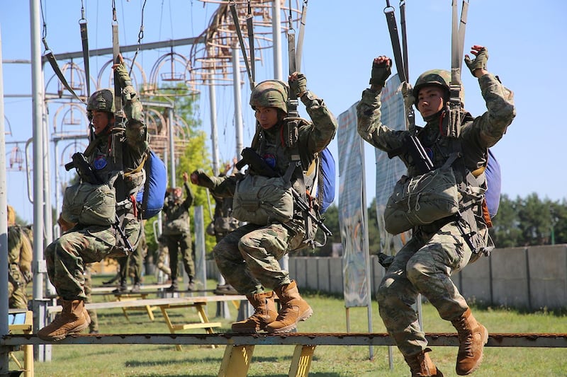 白俄罗斯国防部2024年7月9日发布的照片显示士兵在参加中国与白俄罗斯"雄鹰突击"联合军事演习（via REUTERS）