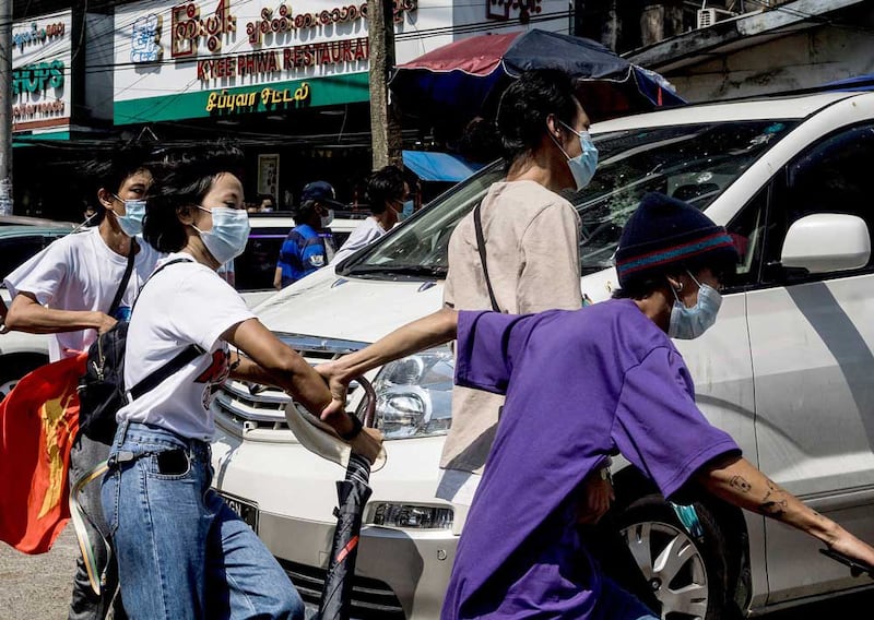 Security forces arrive and, again, protesters run. (AFP)