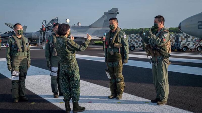 台湾的总统蔡英文身穿军服视察汉光演习（台湾国防部提供）