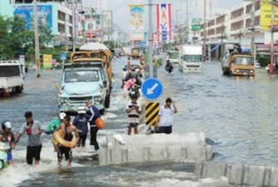 Dòng nước lũ tiếp tục tràn về hướng Bangkok, Thái Lan. AFP 