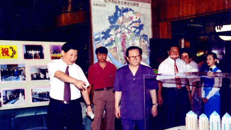 江泽民（左三）1994年在习近平（左一）、贾庆林（左四）陪同下视察福州。（Public Domain）