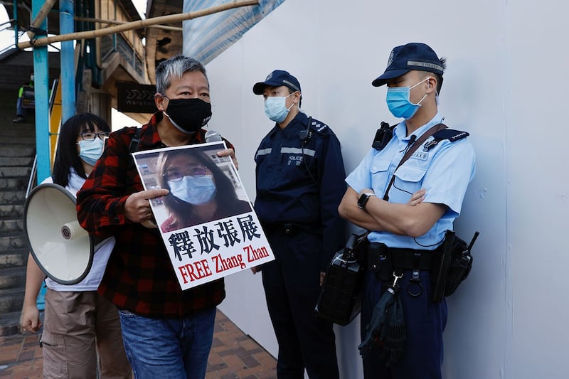 资料图片：2020 年 12 月 28 日，民主派支持者在香港中联办外声援公民记者张展。（路透社）