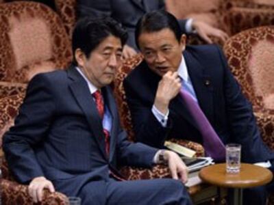 Thủ tướng Nhật Bản Shinzo Abe (trái) thảo luận với Bộ trưởng Tài chính Nhật Bản Taro Aso trong phiên họp về ngân sách quốc gia tại Tokyo vào ngày 25 Tháng 4 năm 2013. AFP photo