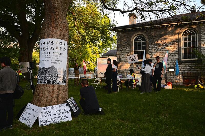 一群中国学生在多伦多大学内举行悼念六四活动，虽然仅两百多人参加，但彰显中国年轻一代对民主的追求。 (公民会提供)