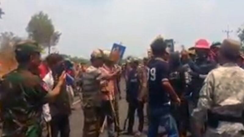 A screen grab from a video shows residents of 2 Thnou commune, in Kratie's Snuol district, confronting security forces on National Road 76A, March 8, 2018. Credit: Facebook