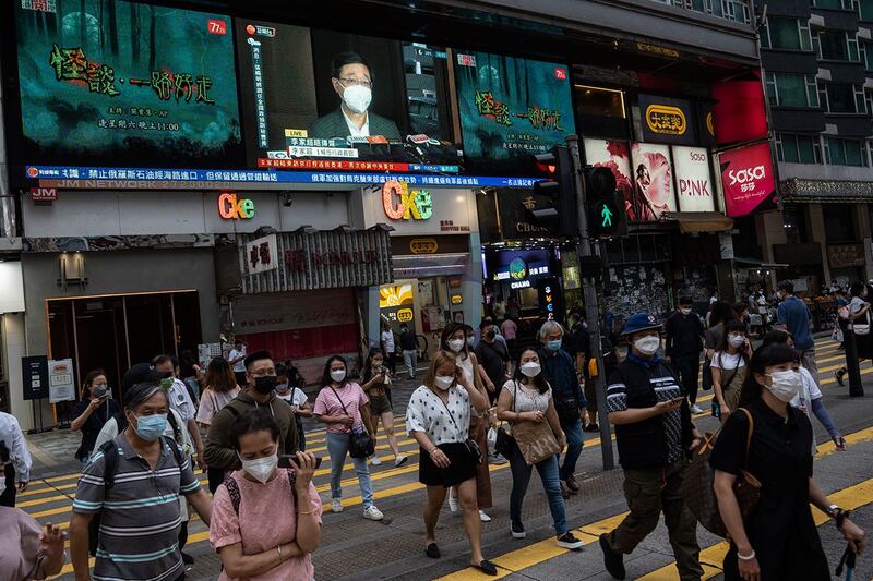 2022年5月底，香港街头电视牆播放着候任行政长官李家超会唔传媒的新闻片段。（摄影／陈朗熹）