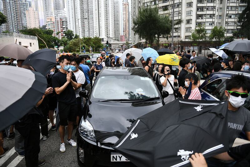 2019年10月7日, 涉嫌违反“禁蒙面法”而被检控的是1男1女，市民在法院外声援2人。（法新社）