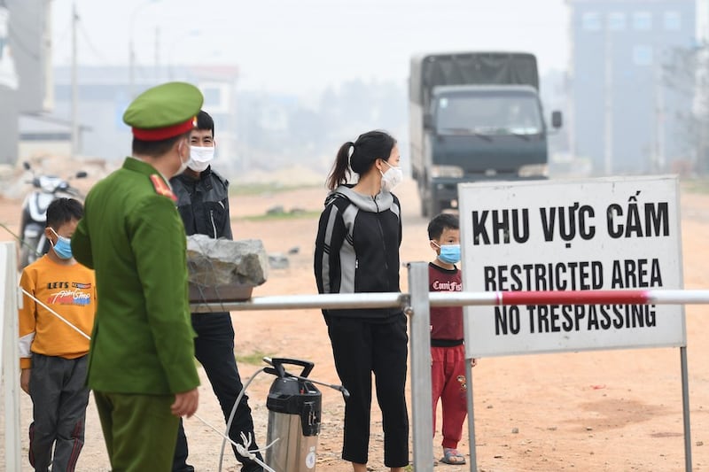 Hình minh hoạ. Người dân đứng trong khu vực phong toả ở xã Sơn Lôi, tỉnh Vĩnh Phúc hôm 20/2/2020