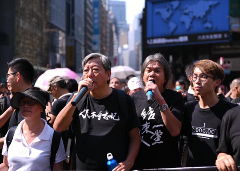 香港支聯會主席李卓人（穿著「人民不會忘記」黑衫者）的Zoom帳號於5月底被關閉。疑與紀念六四、香港民主運動講座有關。（李卓人臉書圖片 / 拍攝日期不詳）