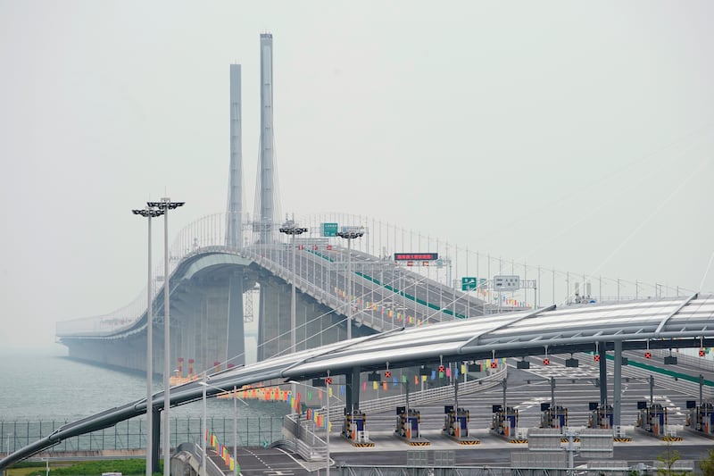 2018年10月23日，连接珠海、香港和澳门的港珠澳大桥正式开通。