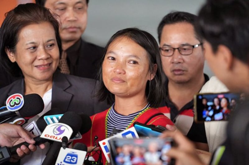 Billy's widow, Pinapa Prueksawan, talks to reporters after hearing the verdict in Bangkok, Sept. 28, 2023. Credit: Nontarat Phaicharoen/BenarNews