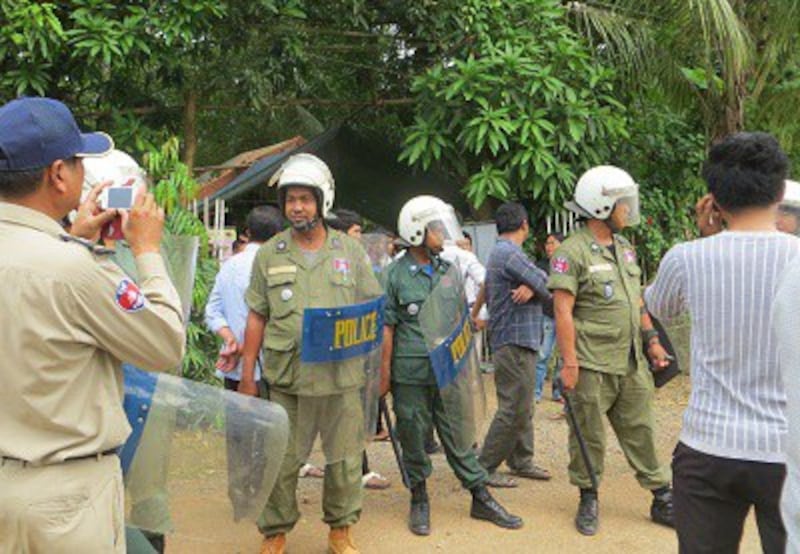 Police surround the compound of the CCHR election forum in Battambang, Aug. 22, 2013. Photo credit: RFA.