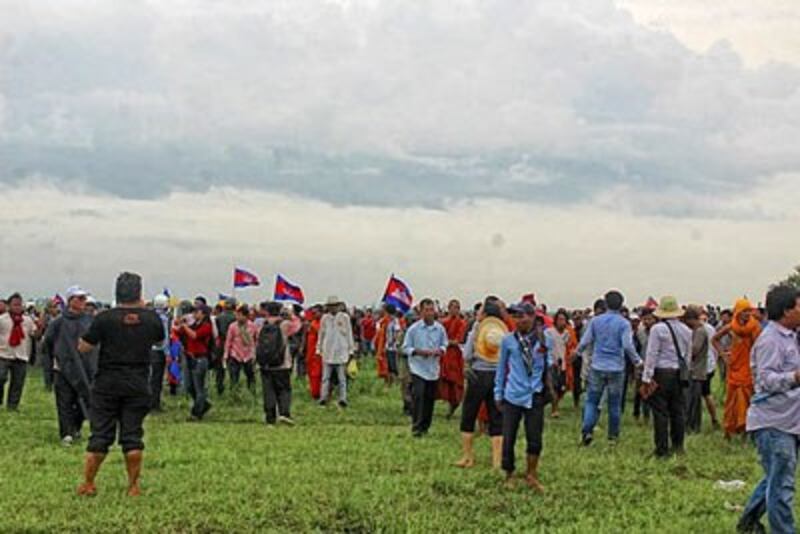 Ngày 19 tháng 7 vừa qua, hàng ngàn người Campuchia do Đảng Cứu Quốc dẫn đầu đã đến khu vực biên giới giữa Campuchia và Việt Nam ở cột mốc 203 đòi kiểm tra việc phân giới cắm mốc giữa Việt Nam và Campuchia. RFA 