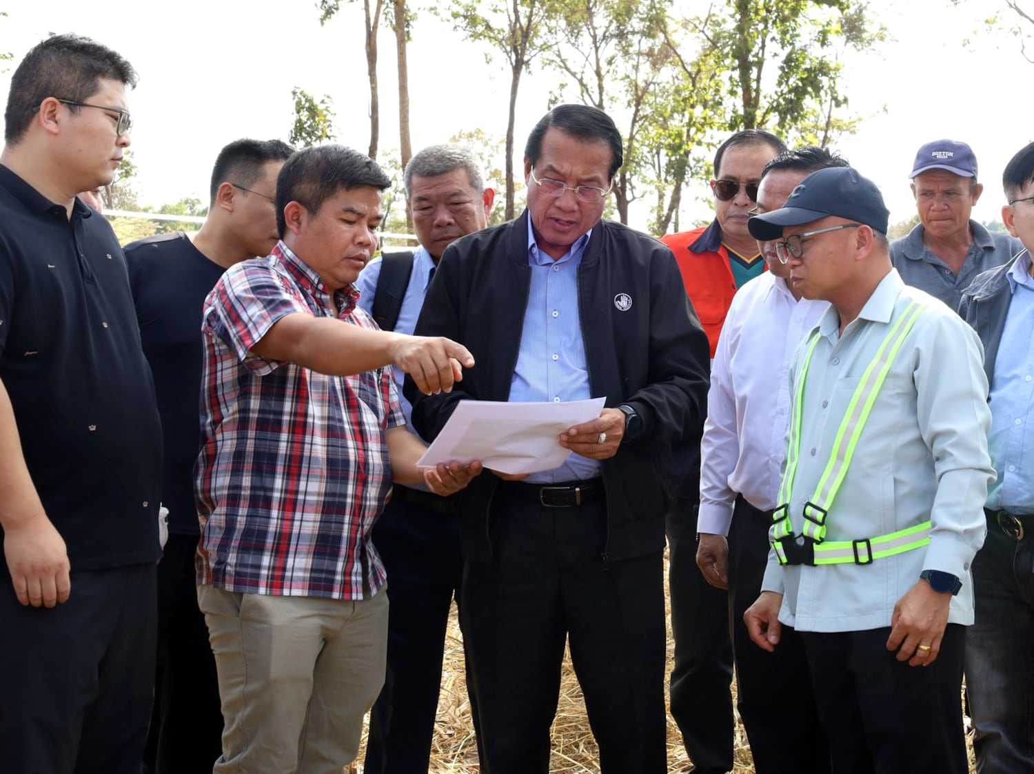 Der Gouverneur der Provinz Khammouane, Vanxay Phongsavanh (Mitte), und seine Delegation inspizieren ein Erdloch im Dorf Pakpeng, Laos, 4. Dezember 2024.