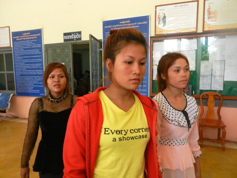 The three shooting victims testify at Svay Rieng provincial court, June 13, 2013.