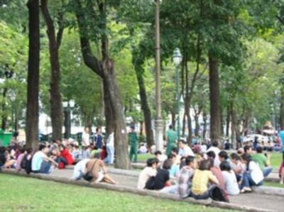 Cảnh ngồi biểu tình hiền hòa quanh nhá thờ Đức Bà của giới trẻ Saigon