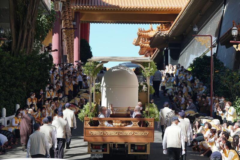 星云法师圆寂寺方依嘱咐“坐塔荼毘(火化)”，而非外传的“坐缸圆寂”。(佛光山脸书)