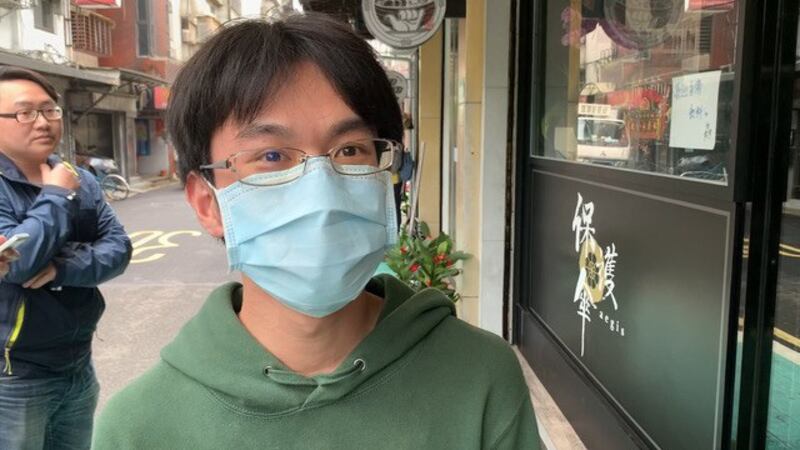 台湾大学硕士班黄同学为挺香港造访“保护伞”。(记者 黄春梅摄)