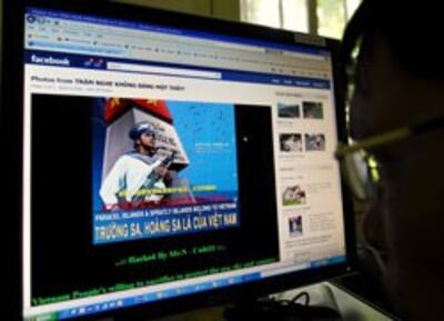 Kêu gọi tuyên bố chủ quyền Hoàng Sa và Trường Sa qua internet hôm 10/6/2011. AFP photo 