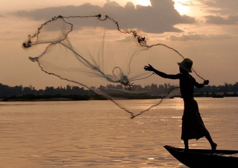 A fisherman casts a net on the Mekong River, home to Irrawaddy dolphins, in Kratié province, Cambodia, March 24, 2007. Credit: Reuters