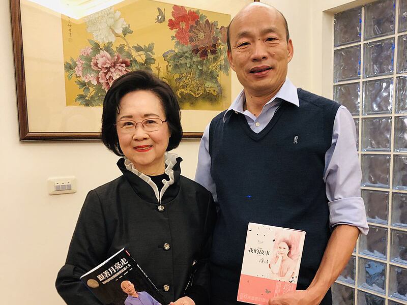 Author Chiang Yao meets with Han Kuo-yu while he was Mayor of Kaohsiung, Taiwan, on June 8, 2020.