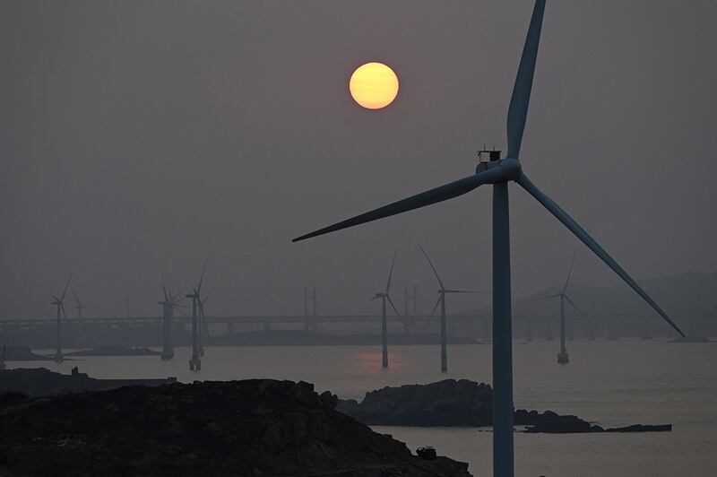 中国东南部沿海风场迅猛成长，这一带也是候鸟迁徙重要通道，图为福建平潭外海风场。（法新社）