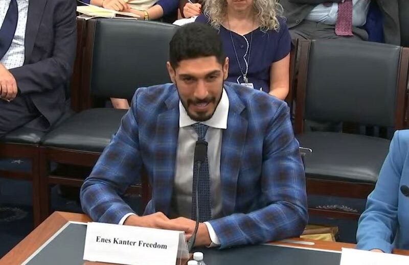 美国前职业篮球联赛（NBA）运动员坎特（Enes Kanter Freedom）在听证会作证（视频截图/美国国会官网）