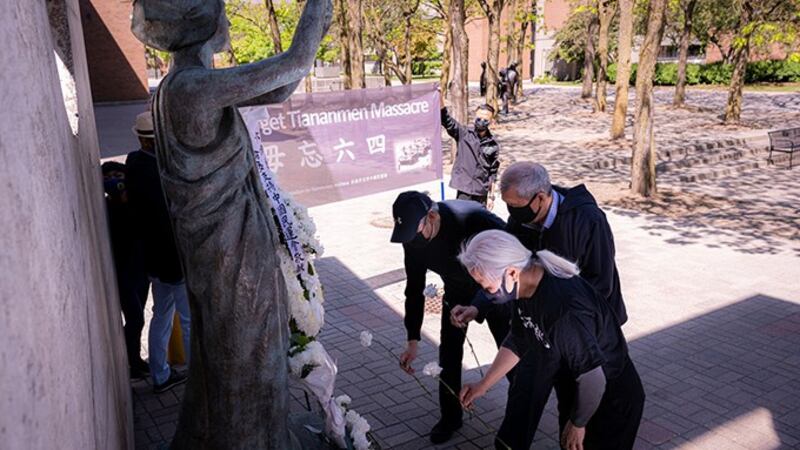 多伦多民运会三位前後任主席献花致意。左起：关卓中丶陈世超丶吴温温。 (主办方提供)