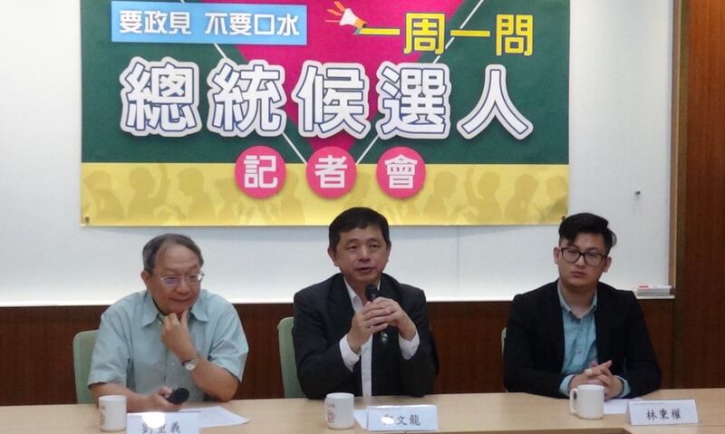 2019年5月23日，在台湾陪审团协会召开的记者会上，郑文龙质疑蔡英文总统执政三年，不敢邀请达赖喇嘛访问台湾，是怕中共吗？。（记者夏小华摄）