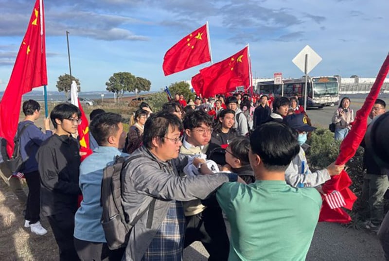 Protesters and people welcoming Chinese President Xi Jinping clash outside the San Francisco airport, Nov. 14, 2023. Credit: Sun Cheng/RFA