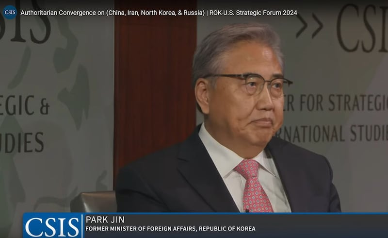 韩国前外交部长朴振（Park Jin）在论坛上表示，朝鲜向俄罗斯提供军力以换取军事技术是一场危险的战略赌博。这不仅会加剧地区不稳定，还可能破坏国际社会的和平努力。（视频截图/国际战略研究中心官网）