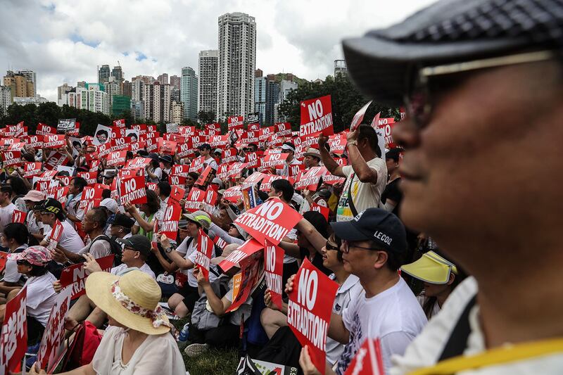 2019年6月9日，香港百万人游行反对特区政府修订《逃犯条例》，示威群众手持着“不要引渡”口号。（法新社）