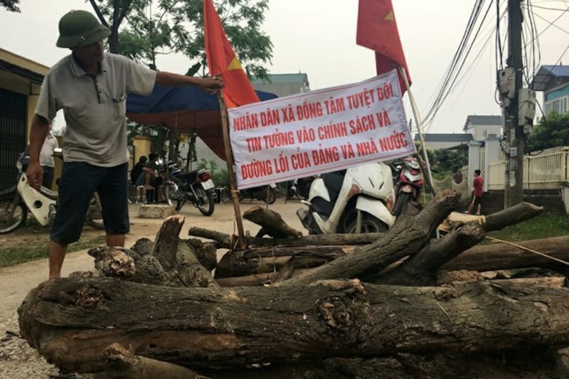 Hình minh hoạ. Đường vào Đồng Tâm với khẩu hiệu tin vào Đảng của người dân hồi tháng 4/2017