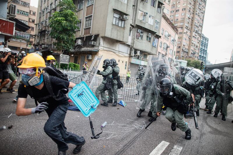 2019年7月27日,香港元朗游行警察示威者再爆冲突，图为一名示威者在元朗区逃离警方的袭击。（美联社）