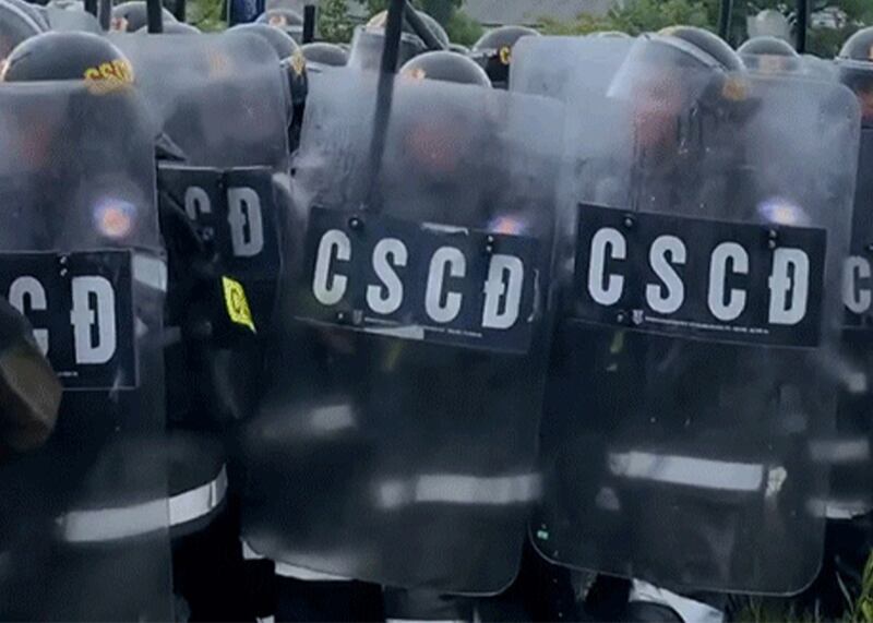 Riot police guard a fence build to stop protestors preventing the demolition of a hundred-year-old road on July 13, 2022. Photo: Citizen Journalist