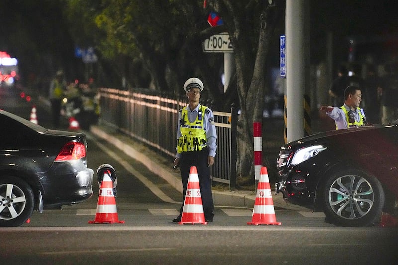 2024年11月11日，广东珠海体育中心发生男子驾车蓄意撞人事件后，交警在珠海体育中心附近站岗。（(Kyodo News via AP)）