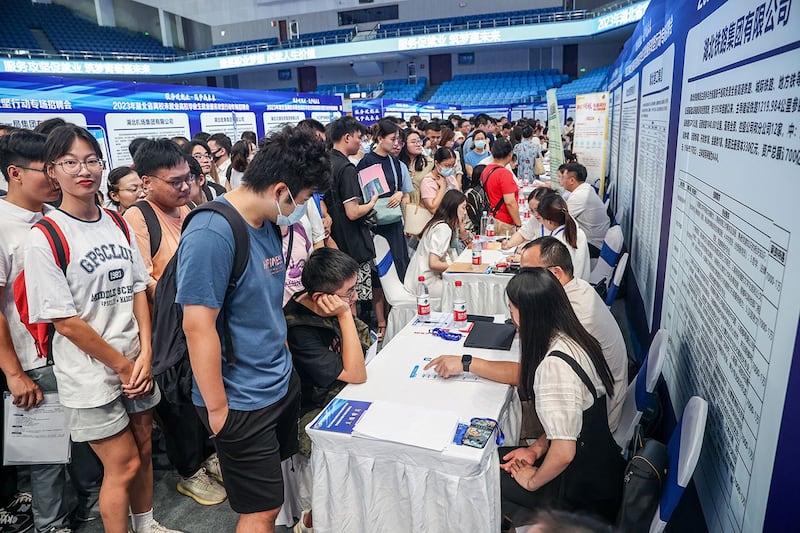 2023年8月10日，大学毕业生参加在中国中部湖北省武汉市举行的招聘会。（法新社）