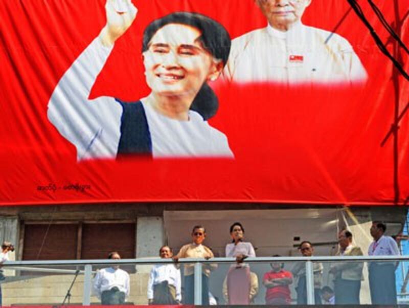 Bà Aung San Suu Kyi phát biểu từ trụ sở của Liên đoàn Quốc gia Dân chủ (NLD) tại Yangon vào ngày 09 Tháng 11 năm 2015. AFP