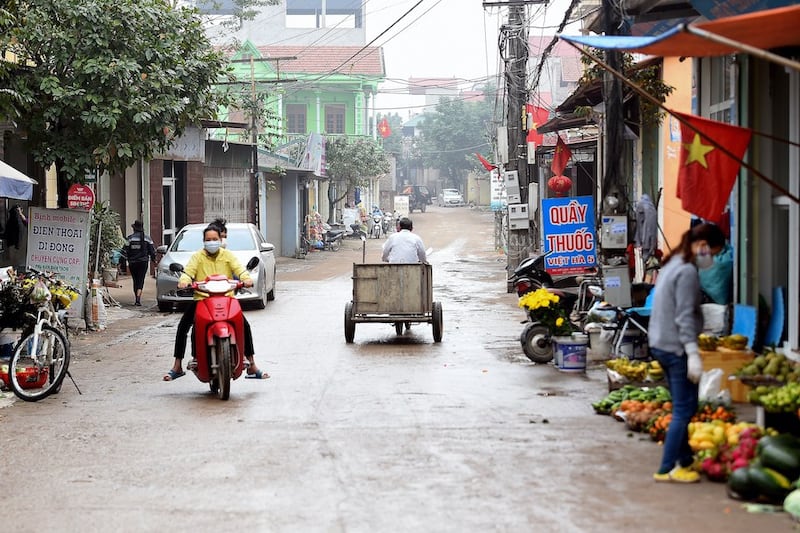 Hình minh hoạ. Người dân đeo khẩu trang đi lại trên đường phố ở xã Sơn Lôi hôm 13/2/2020