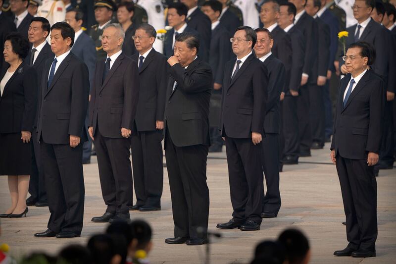 2022年9月30日，中共总书记习近平等中央政治局常委，以及党政要员到天安门广场向纪念碑献花篮。（美联社）