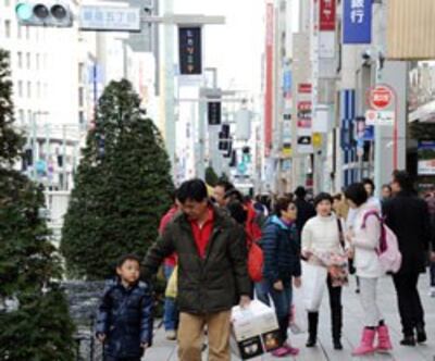 Du khách Trung Quốc đi bộ ở quận mua sắm Ginza ở Tokyo hôm 02/12/2012. AFP photo