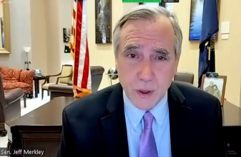 民主党籍参议员杰夫·默克利（Jeff Merkley）开场讲话。(USCIRF视频会议截图）