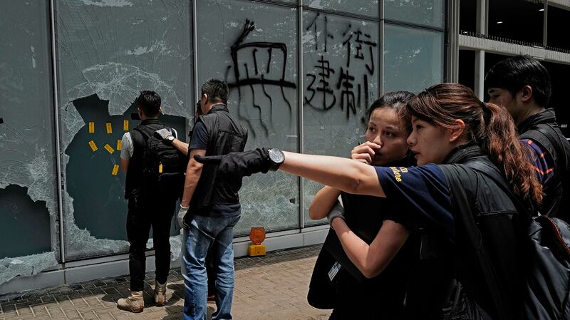 香港立法会大楼外面玻璃上的涂鸦。（美联社）