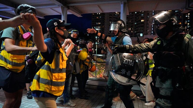 2019年9月1日，香港反送中示威活动中，在香港机场附近的示威者阻止警察逮捕。（美联社）