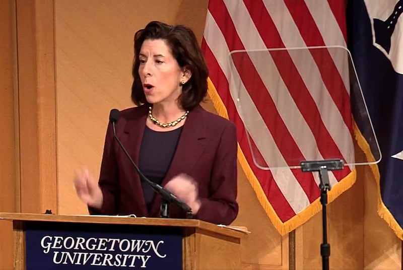 美国商务部长雷蒙多（Gina Raimondo）本周四在乔治城大学举办的研讨会上表示，美国近期通过的《芯片法》可以使半导体在美国研发、量产，并以此确立美国的国际领导地位。（脸书视频截图）