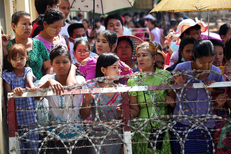 Family members of inmates wait in front of Insein Prison in Yangon, April 18, 2022. Credit: RFA