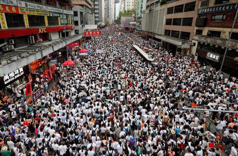 港人在2019年6月9日可出現百萬示威人海；在2020年6月9日仍可無懼警方的槍林彈雨，續自發各區抗爭；在2021年6月9日《港區國安法》實施後，小小街站都被打壓；至今年6月9日，再無任何團體和人士為反送中運動發聲。(路透社资料)