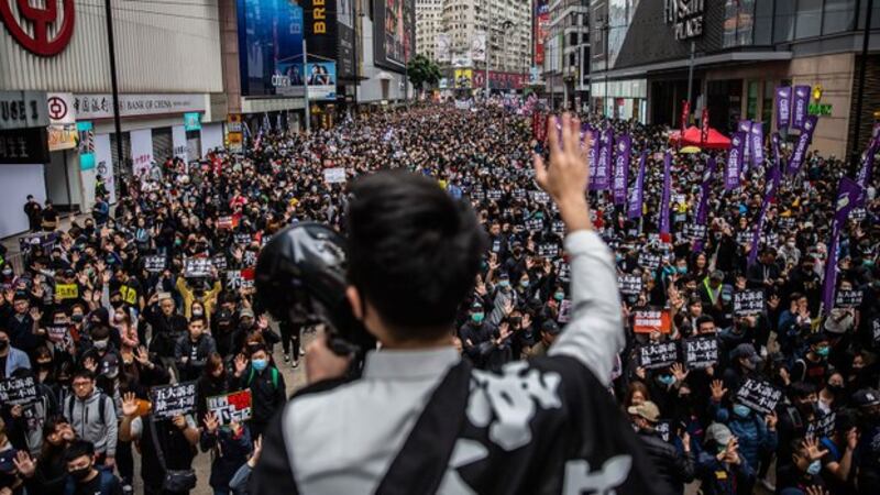 2020年1月1日，香港民众再次上街游行。（法新社）