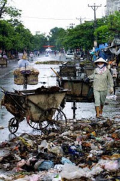 Rác đổ bừa bãi trên đường phố. AFP Photo.